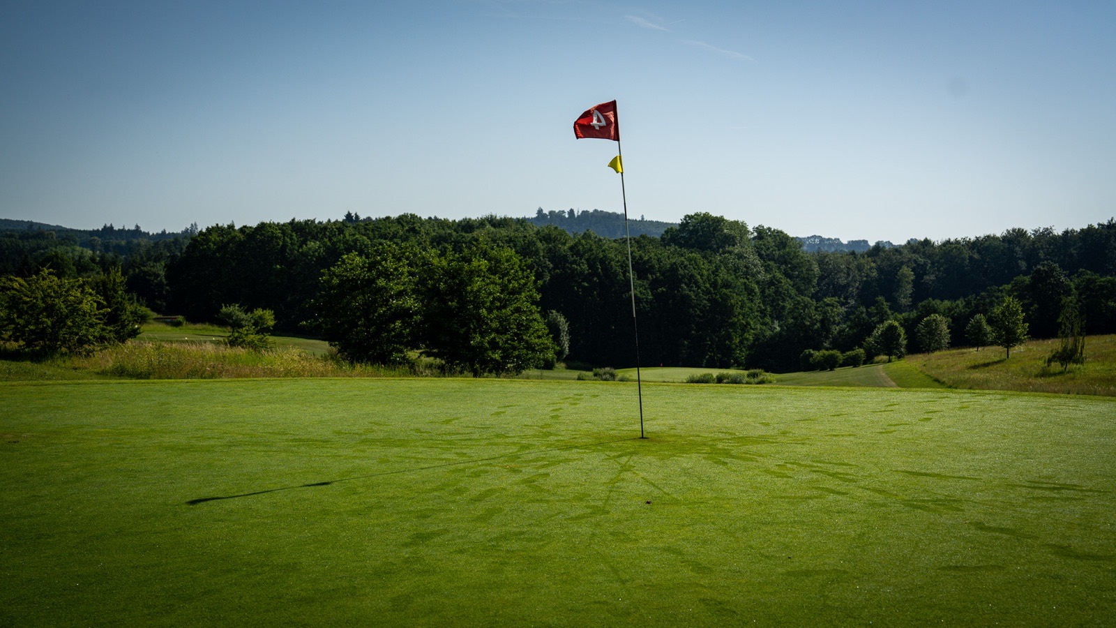 Golfer beim Abschlag auf einer gepflegten Spielbahn des Golfclub Westheim