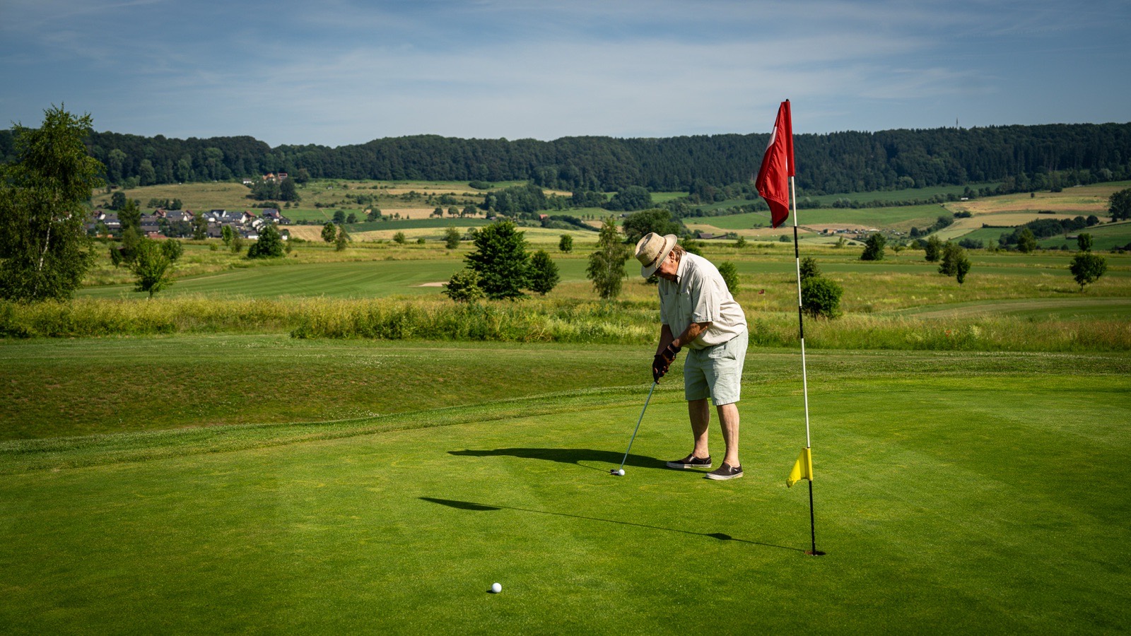 Golfer beim Abschlag